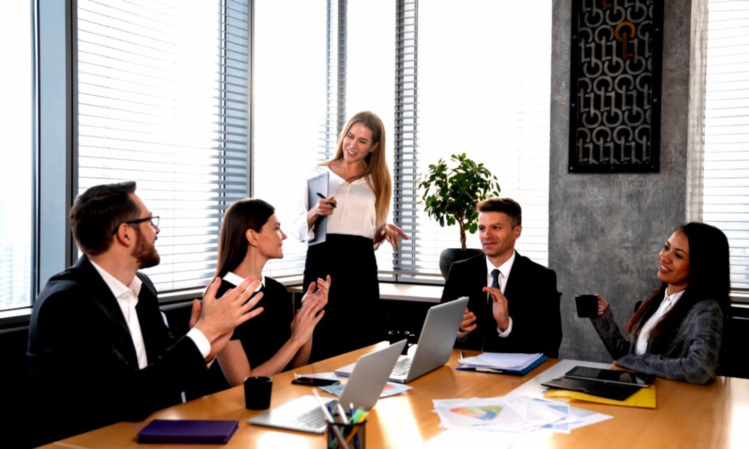 Profesional revisando documentos financieros y gráficos de análisis empresarial