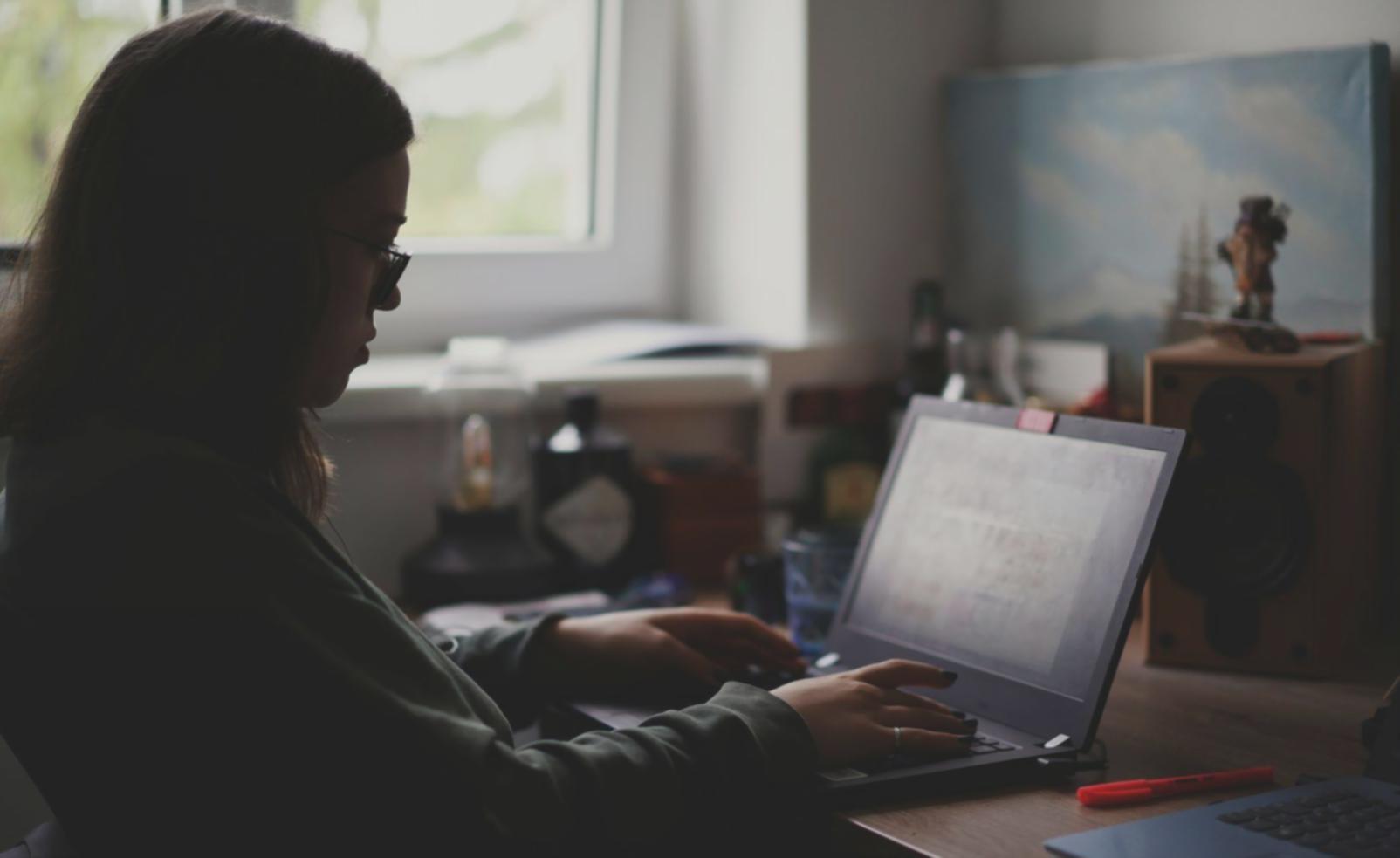 Profesional analizando datos financieros en entorno de trabajo