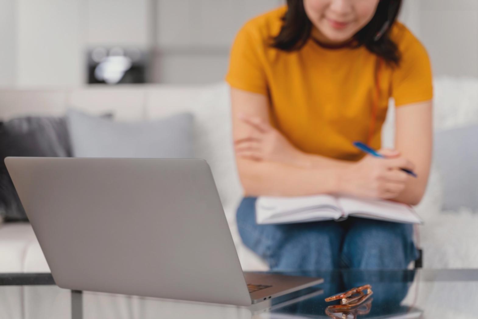 Equipo de análisis financiero trabajando con datos y estados contables