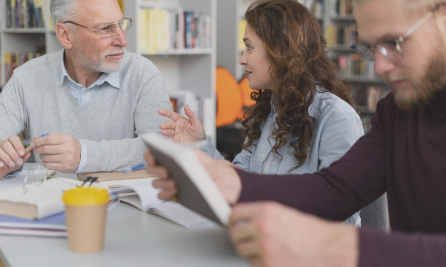 Análisis detallado de estados financieros sobre mesa de trabajo