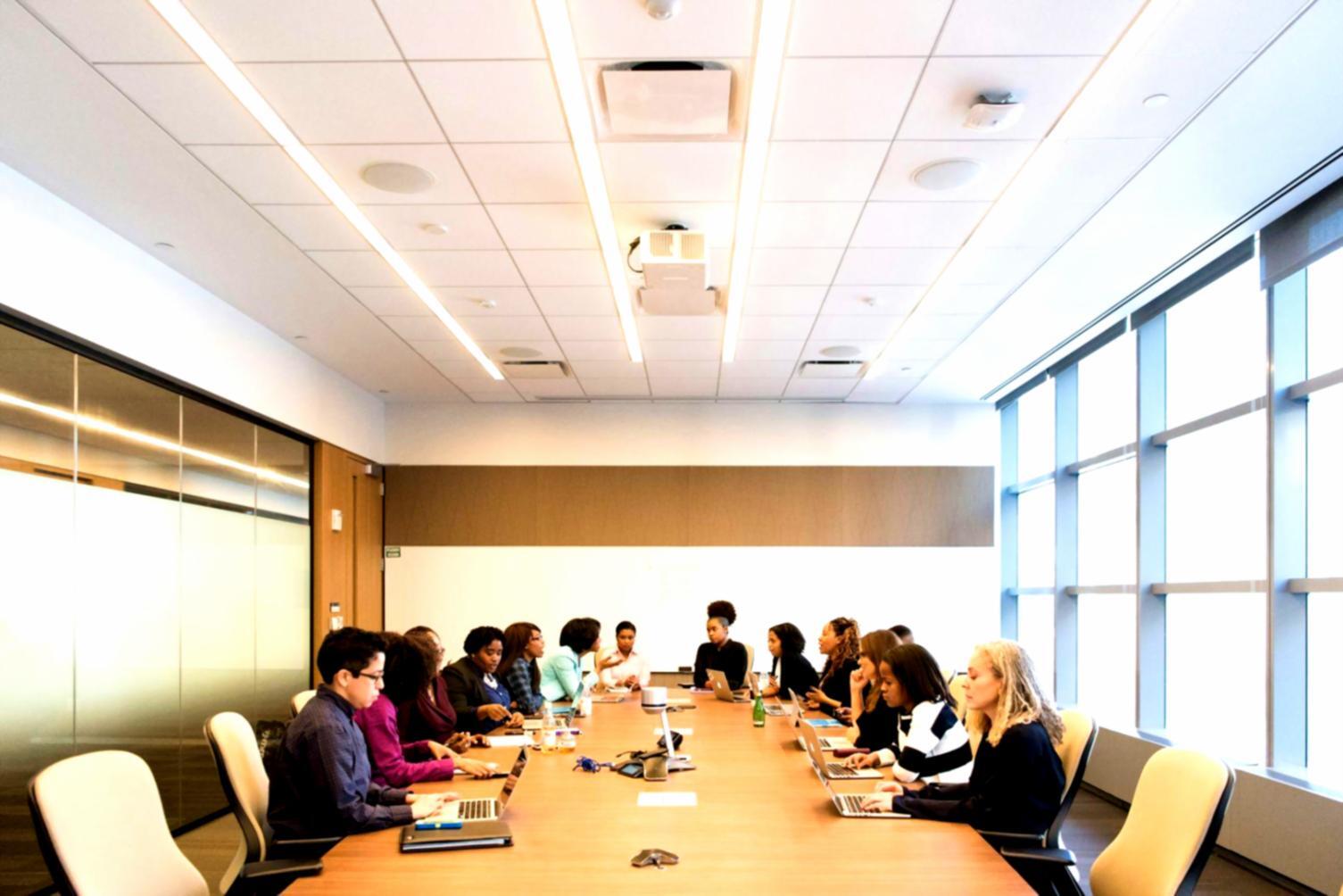 Equipo revisando estados financieros